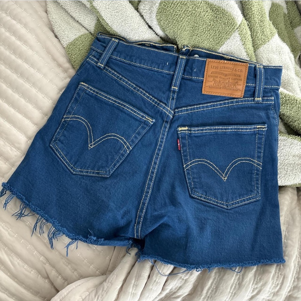 Levi’s Ribcage shorts 💙
